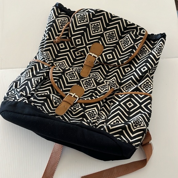 NWOT Emma & Chloe Black White Aztec Cotton Print Cinch & Magnetic Clasp Backpack - Picture 7 of 16